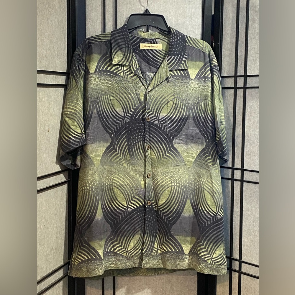Tommy Bahama Men’s Shirt Size L 100% silk Button Down Short Sleeve